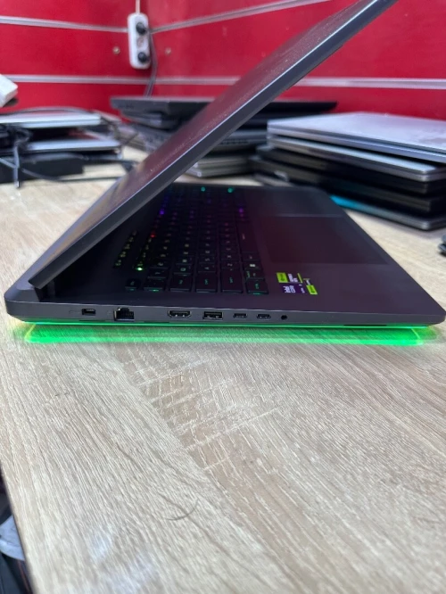 Asus strix G18 ultra 9 275Hx 32gb ram 1tr ssd Rtx 5080 (16gb) Lecron 18 pouces