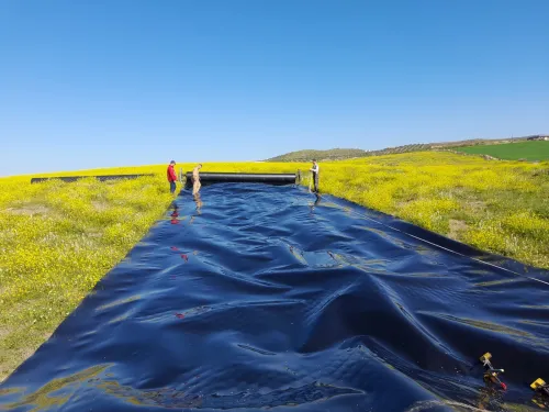 Bassin d'irrigation et d'aquaculture en geomembrane