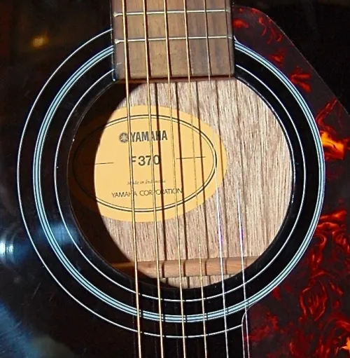 guitare acoustique folk Yamaha
