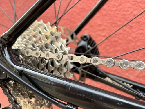 Vélo Route Haute de gamme avec un magnifique kit qui rassemble la modernité et la performance 