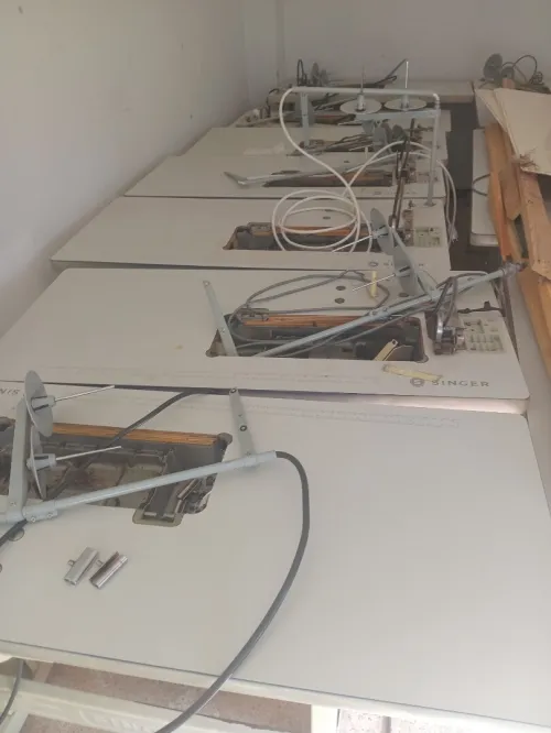 Machines à coudre et tables