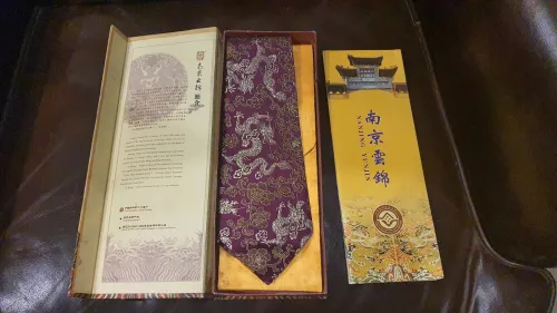 Cravate chinoise en brocart dragon bordeaux et doré , NANJING YUNJIN  LIQUIDATION