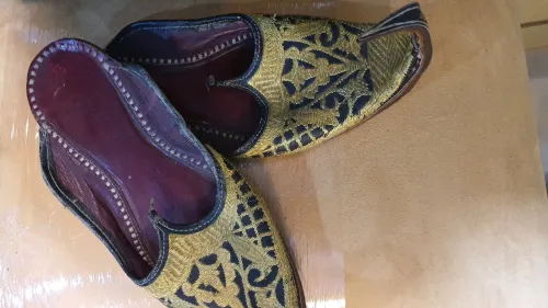 Babouche traditionnelle indienne: bouts relevés, avec motifs de broderies doré, cousue main.
