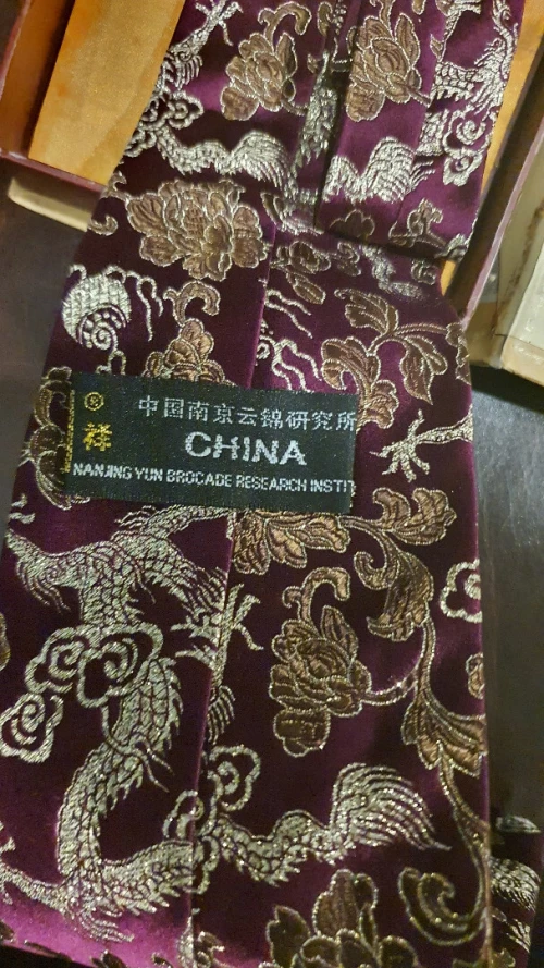 Cravate chinoise en brocart dragon bordeaux et doré , NANJING YUNJIN  LIQUIDATION