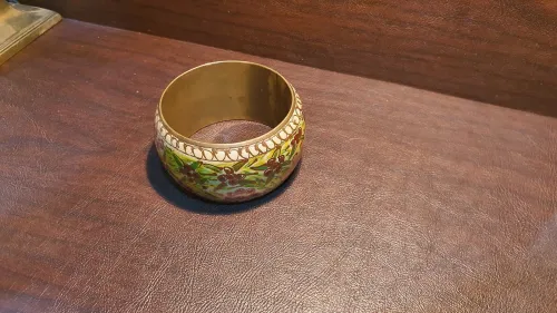 Beau bracelet cloisonné en laiton doré, à décor floral