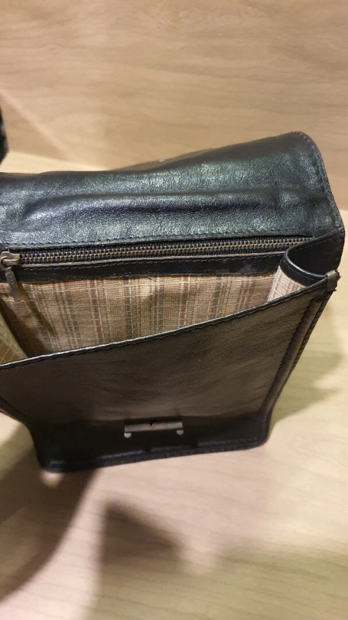 Magnifique sacoche, pochette de luxe italienne en cuir de la marque Ca-Gi.