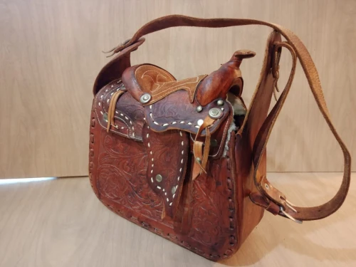 Très original Sac en cuir de selle de cheval, sac western en cuire repoussé. 