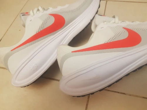 Nike révolution 8