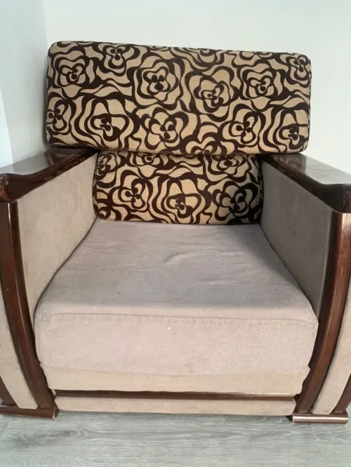Salon de 5 place à vendre avec deux fauteuils et fu bois hêtre il est comme neuf. Bonne affaire.