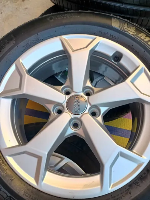 À vendre 04pneus Michelin avec alliage 
