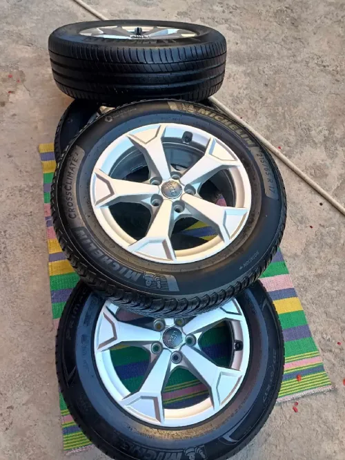 À vendre 04pneus Michelin avec alliage 