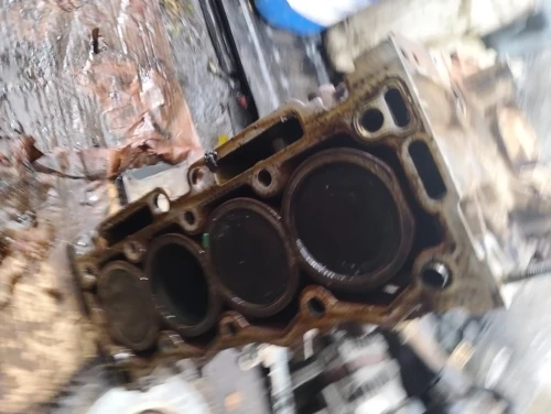 Demi moteur, bloc avec bieles piston chemises d'origine d'occasion de la 206 1.1