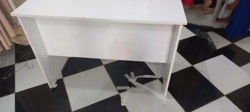 مكتب وخيانة زجاجية وإكسسوارت