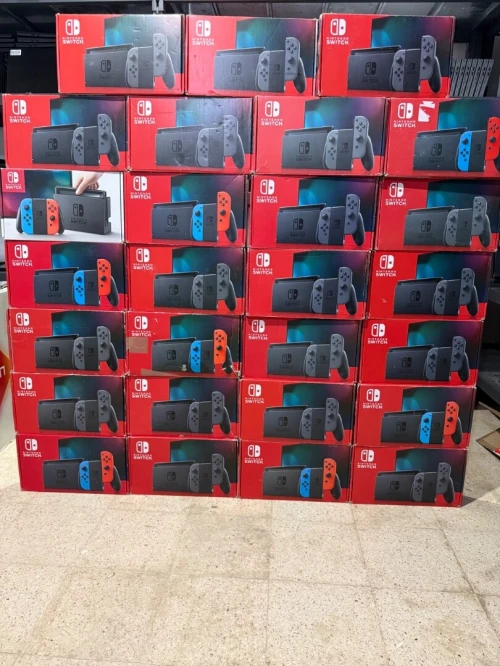 Nintendo switch avec toutes ces accessoires et ça boîte Flasher avec puce + carte mémoire 64 Go + Plein de jeux installer