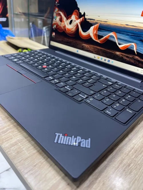 LENOVO THINKPAD E16 Gen 1 | i5 1335U | RAM 16 | SSD 256 | Écran 16 Pouce | jamais utilisé