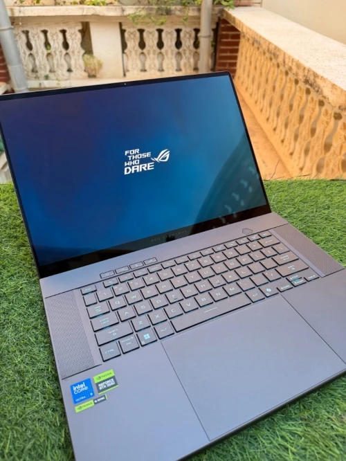 ASUS ROG Zephyrus G16 / Ultra 9 285Hx/ RTX 5070/RAM: 16GB