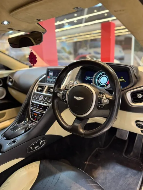 location de voiture luxe ASTON MARTIN V12