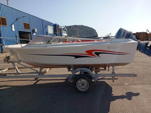 Je mets en vente ce bateau de plaisance en très bon état. Bateau propre et prêt à naviguer Avec remorque  Moteur Yamaha 85cv