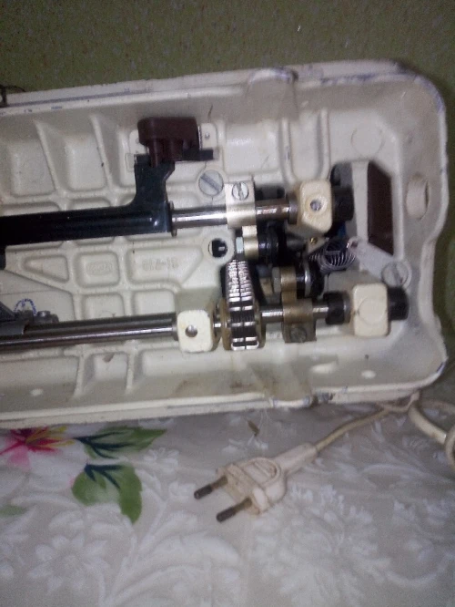 Machine à coudre avec moteur électrique robuste