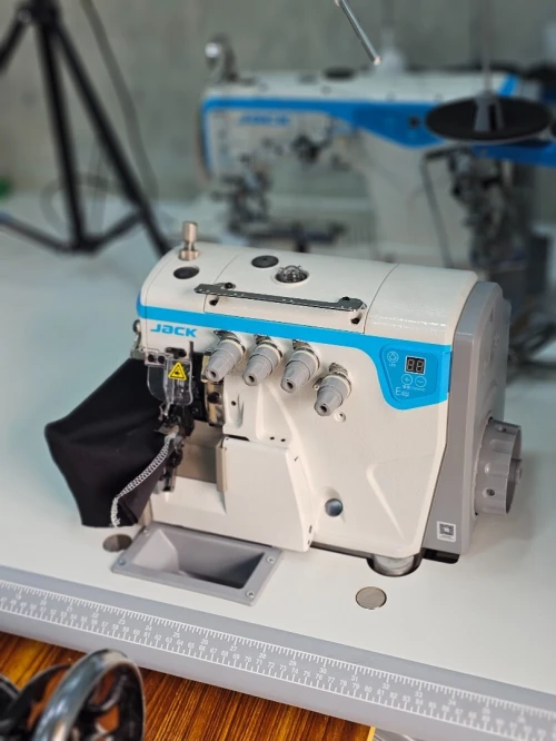 Machine a surjeuteuse jack E4S ماكنة سرفلة جاك 4 فيل E4S