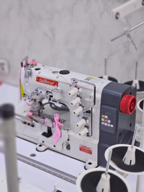 Machine a collereteuse ourleuse
