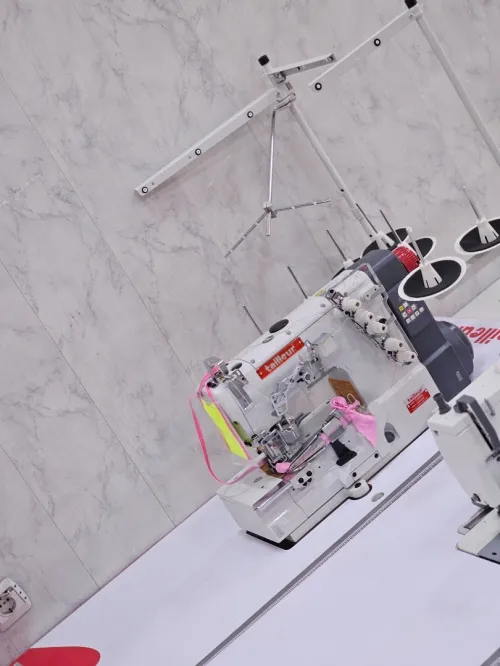 Machine a collereteuse ourleuse