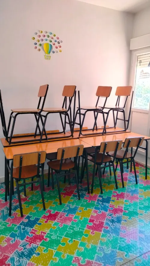 Tables d'étudiants/ élèves à 2 chaises