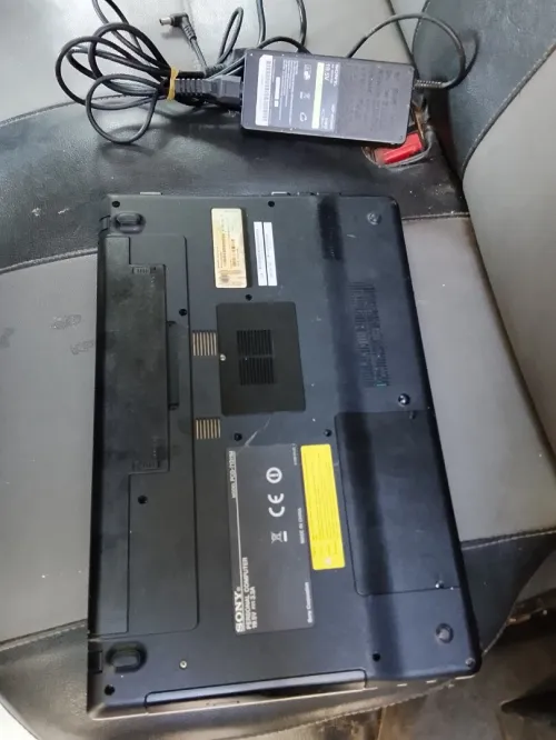 Laptop SONY disponible, bonne batterie, Pentium, 04 Go de RAM, 320 Go HDD, livraison disponible,
