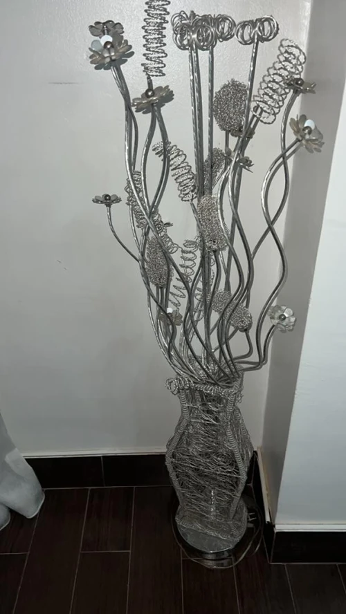 Salon L avec une lampadaire 