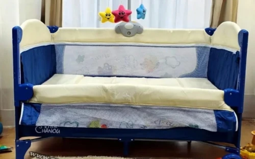 Lit parc bébé dans sa boîte