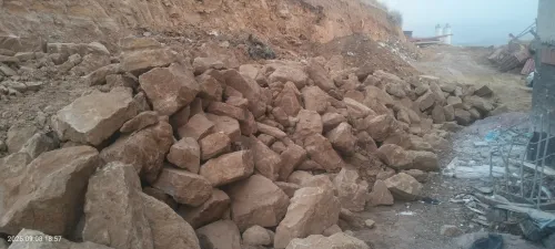 Pierre et Bloc des roches pour maçonnerie et gabionage حجرة صفرا للبنيان او الڨابيو 