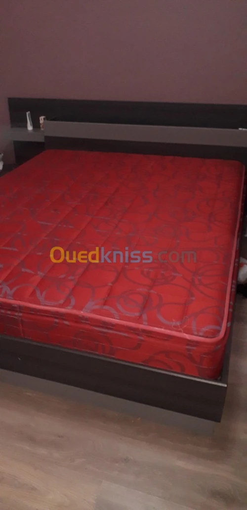 LIT 2 PLACE AVEC TABLES DE CHEVET SANS LE MATELAS
