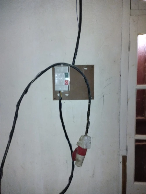 Compresseur a air , extincteur, transpalette, pistolet catcheur , porte en bois rouge , installation électrique d'atelier avec DRT