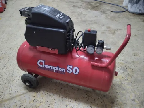 Compresseur a air , extincteur, transpalette, pistolet catcheur , porte en bois rouge , installation électrique d'atelier avec DRT