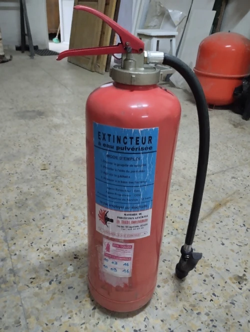 Compresseur a air , extincteur, transpalette, pistolet catcheur , porte en bois rouge , installation électrique d'atelier avec DRT
