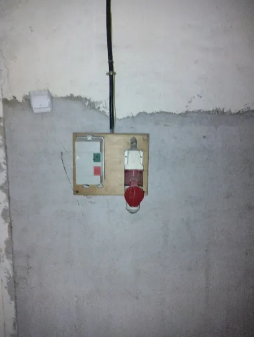 Compresseur a air , extincteur, transpalette, pistolet catcheur , porte en bois rouge , installation électrique d'atelier avec DRT