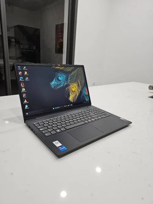 Lenovo V15 i7 13th gen 15.6"pouces sous emballage 