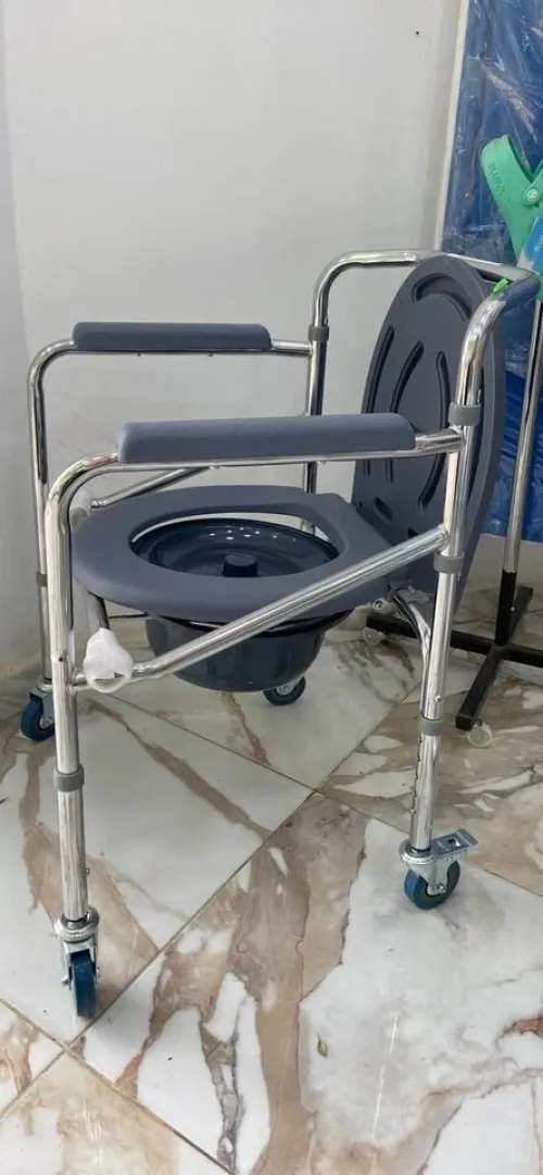 Chaise toilette avec roues