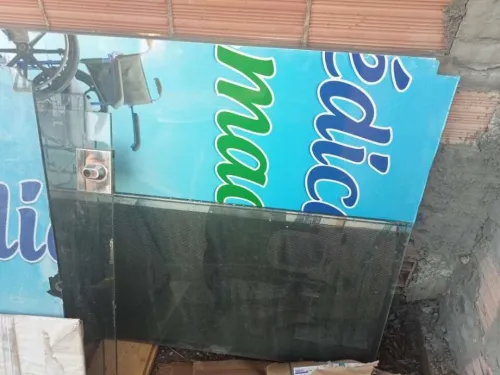 une vitrine en verre trempé pour exposition