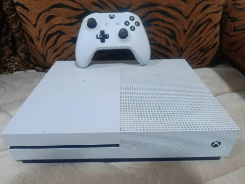 xbox one s stockage 1tb 1manette etat 9/10 فيها مساعدة