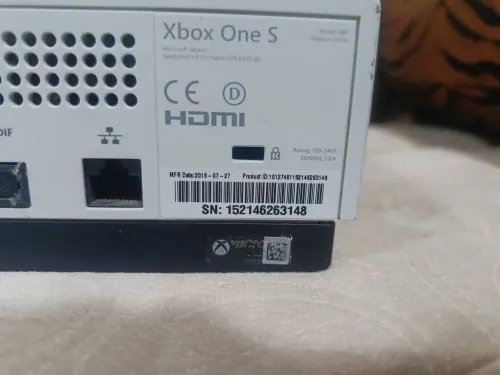 xbox one s stockage 1tb 1manette etat 9/10 فيها مساعدة