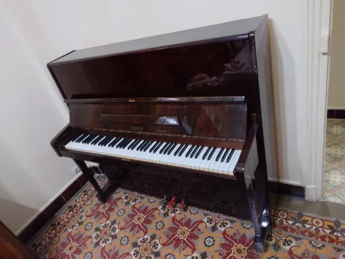 Piano droit classique de marque PETROF