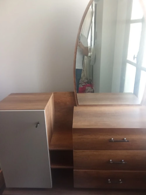 Chambre:lit+2 tables de Nuit+coiffeuse