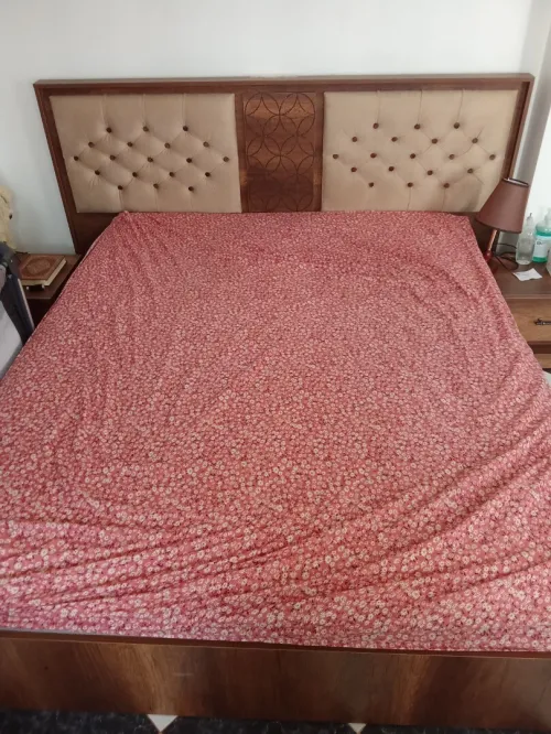 Chambre:lit+2 tables de Nuit+coiffeuse
