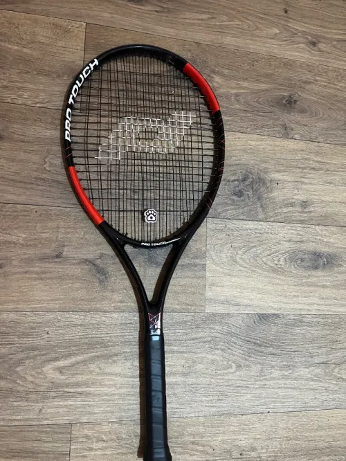 Raquette de tennis neuve avec une boîte de 4 balles