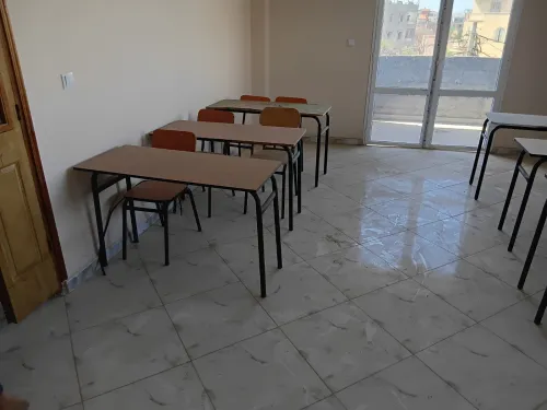 Tables avec chaises et tableaux 