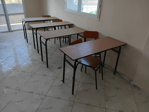 Tables avec chaises et tableaux 