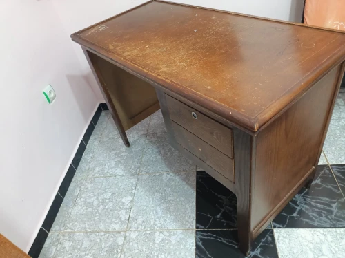 Deux bureaux en bois à vondre 