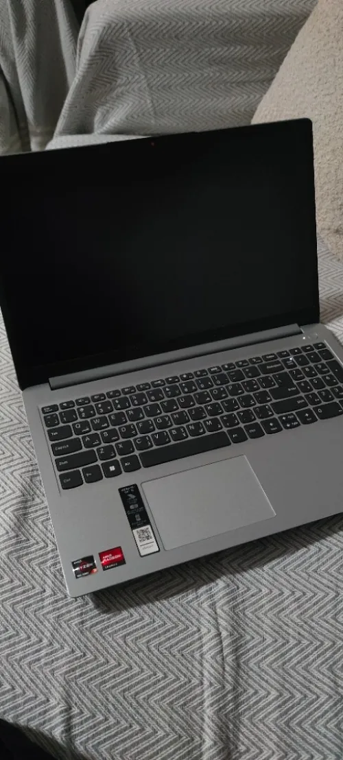 Lenovo IdeaPad Ryzen 3 7320U / 8GB RAM / SSD 512GB / Radeon 610M