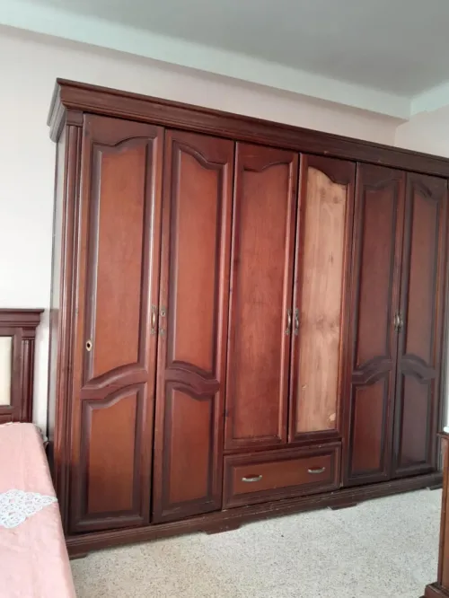 Chambre complète en très bon état (en bois rouge).